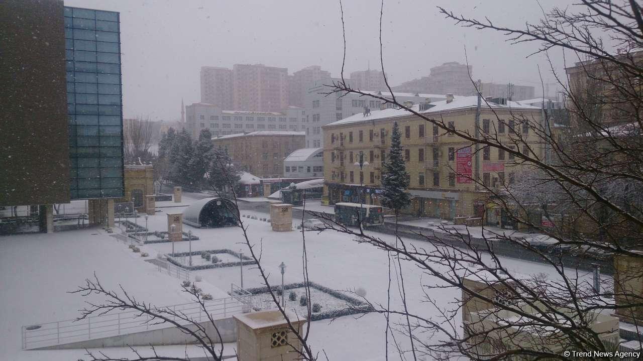Bakıda Yeni ilin ilk günü qar yağdı (FOTO)