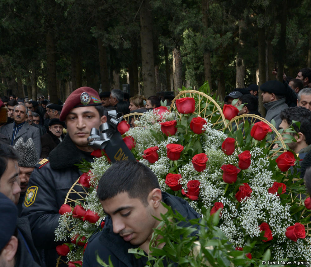 Zəlimxan Yaqub dəfn olundu (FOTO) (ƏLAVƏ OLUNUB)