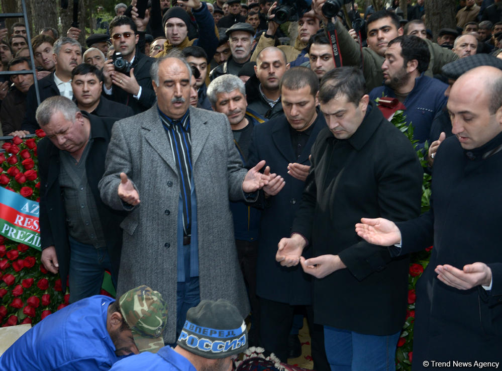Zəlimxan Yaqub dəfn olundu (FOTO) (ƏLAVƏ OLUNUB)