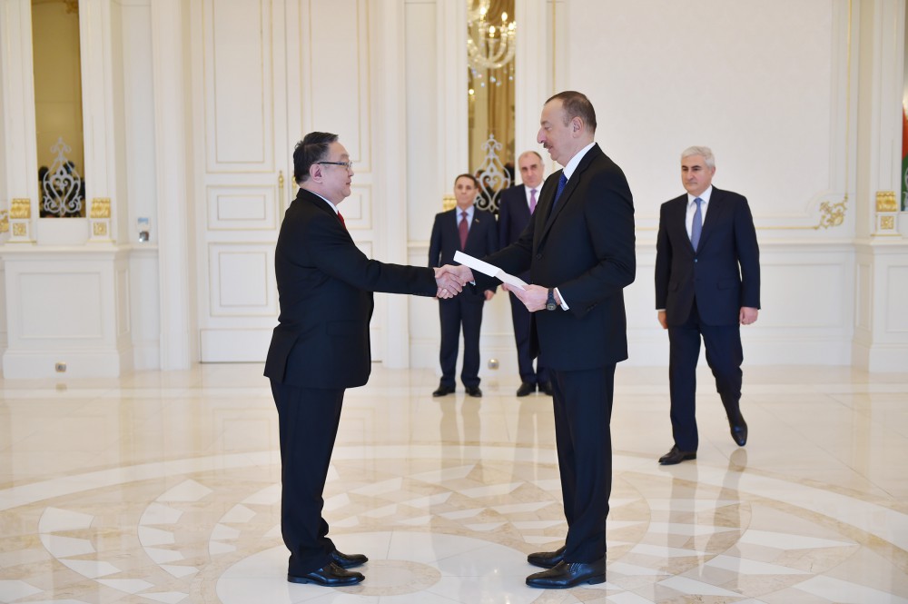 Prezident İlham Əliyev Monqolustanın Azərbaycanda yeni təyin olunmuş səfirinin etimadnaməsini qəbul edib (FOTO)