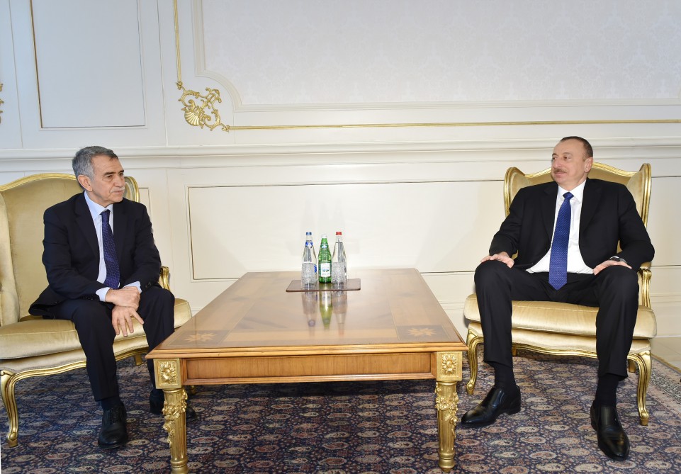 Prezident İlham Əliyev Əlcəzairin Azərbaycanda yeni təyin olunmuş səfirinin etimadnaməsini qəbul edib (FOTO)