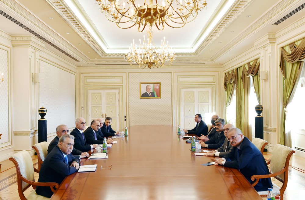 Prezident İlham Əliyevin yanında iqtisadi və sosial məsələlərin həlli ilə bağlı müşavirə keçirilib (FOTO)