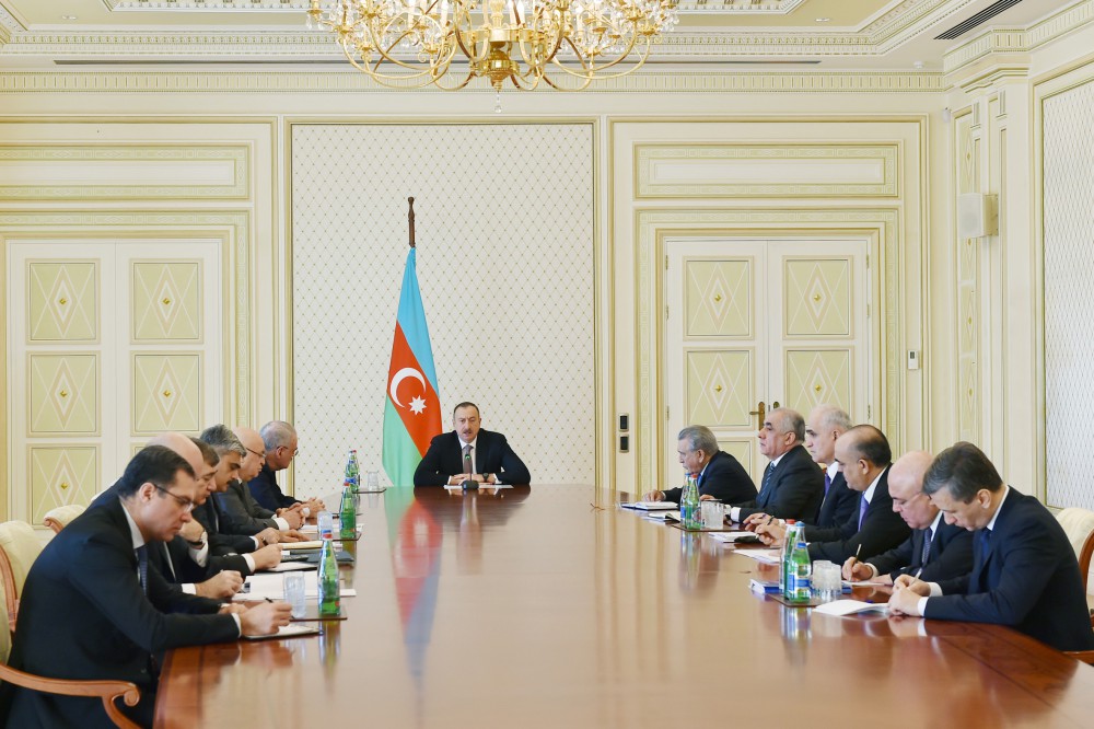Prezident İlham Əliyevin yanında iqtisadi və sosial məsələlərin həlli ilə bağlı müşavirə keçirilib (FOTO)