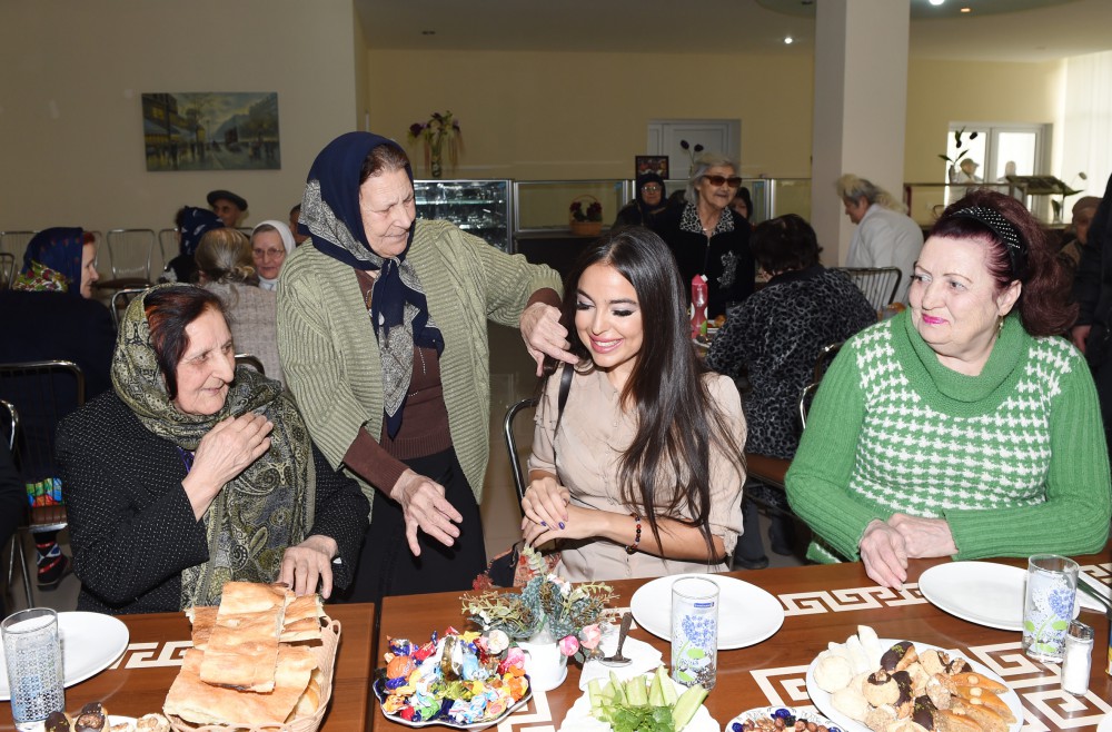 Leyla Əliyeva müharibə və əmək əlilləri üçün pansionatın sakinləri ilə görüşüb  (FOTO)
