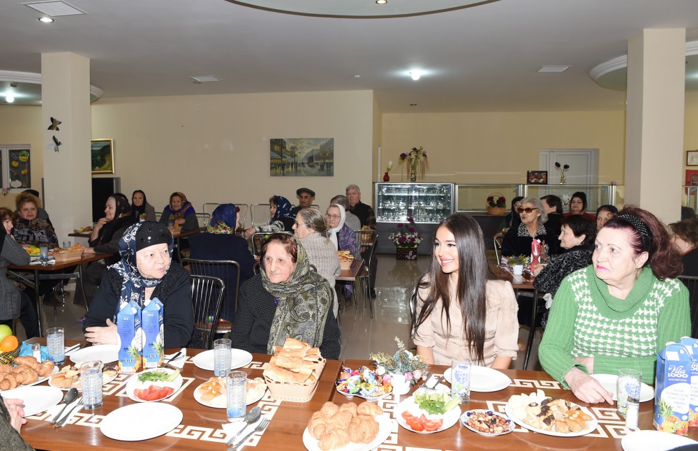 Leyla Əliyeva müharibə və əmək əlilləri üçün pansionatın sakinləri ilə görüşüb  (FOTO)
