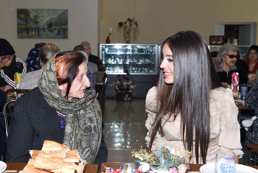 Leyla Əliyeva müharibə və əmək əlilləri üçün pansionatın sakinləri ilə görüşüb  (FOTO)