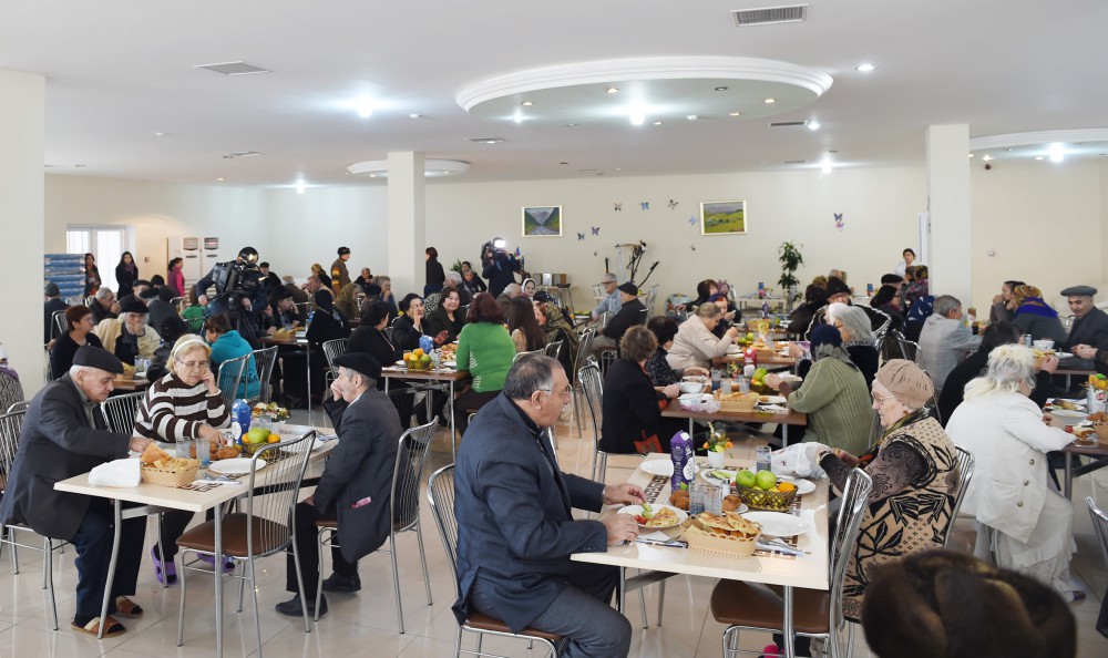 Leyla Əliyeva müharibə və əmək əlilləri üçün pansionatın sakinləri ilə görüşüb  (FOTO)