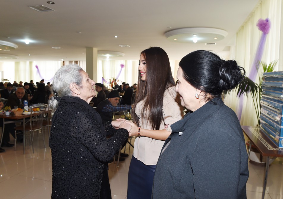 Leyla Əliyeva müharibə və əmək əlilləri üçün pansionatın sakinləri ilə görüşüb  (FOTO)