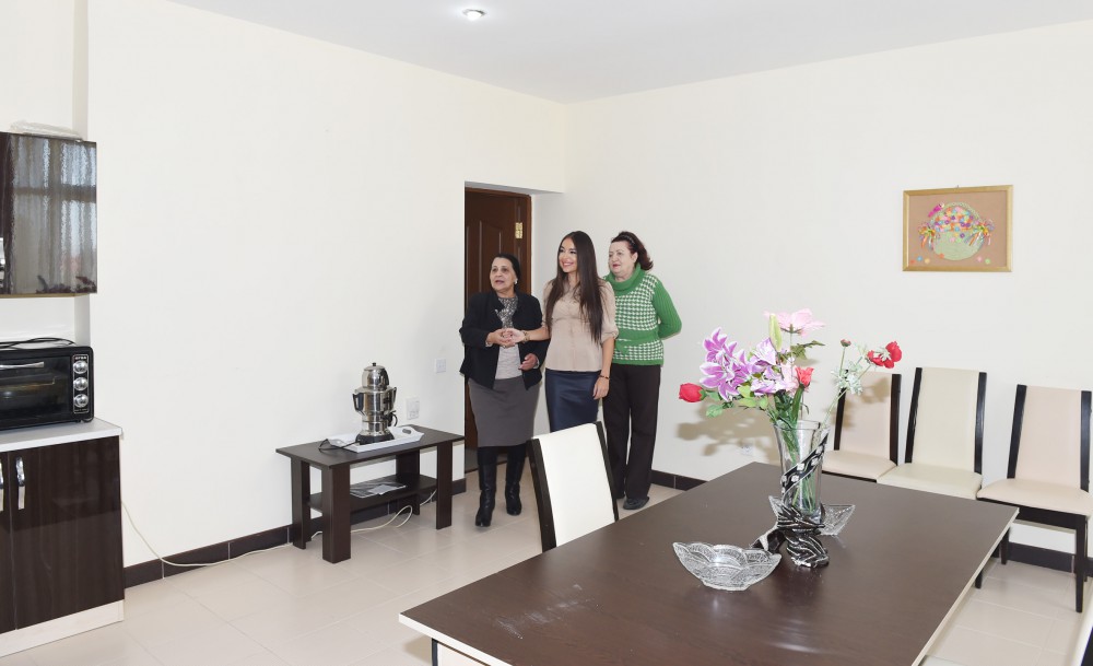 Leyla Əliyeva müharibə və əmək əlilləri üçün pansionatın sakinləri ilə görüşüb  (FOTO)