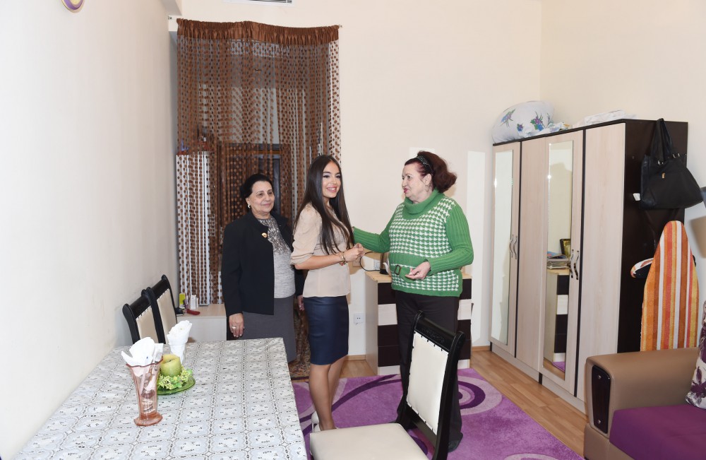 Leyla Əliyeva müharibə və əmək əlilləri üçün pansionatın sakinləri ilə görüşüb  (FOTO)
