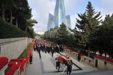 Prezident İlham Əliyev və xanımı şəhidlərin əziz xatirəsini yad ediblər (ƏLAVƏ OLUNUB) (FOTO)
