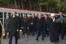 Prezident İlham Əliyev və xanımı şəhidlərin əziz xatirəsini yad ediblər (ƏLAVƏ OLUNUB) (FOTO)