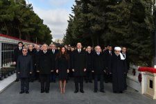Prezident İlham Əliyev və xanımı şəhidlərin əziz xatirəsini yad ediblər (ƏLAVƏ OLUNUB) (FOTO)