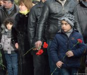 Azərbaycan ictimaiyyəti 20 Yanvar faciəsi qurbanlarının əziz xatirəsini yad edir (FOTO)
