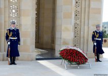 Azərbaycan ictimaiyyəti 20 Yanvar faciəsi qurbanlarının əziz xatirəsini yad edir (FOTO)