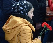 Azərbaycan ictimaiyyəti 20 Yanvar faciəsi qurbanlarının əziz xatirəsini yad edir (FOTO)