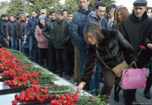 Azərbaycan ictimaiyyəti 20 Yanvar faciəsi qurbanlarının əziz xatirəsini yad edir (FOTO)