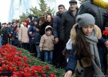 Azərbaycan ictimaiyyəti 20 Yanvar faciəsi qurbanlarının əziz xatirəsini yad edir (FOTO)