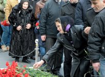 Azərbaycan ictimaiyyəti 20 Yanvar faciəsi qurbanlarının əziz xatirəsini yad edir (FOTO)