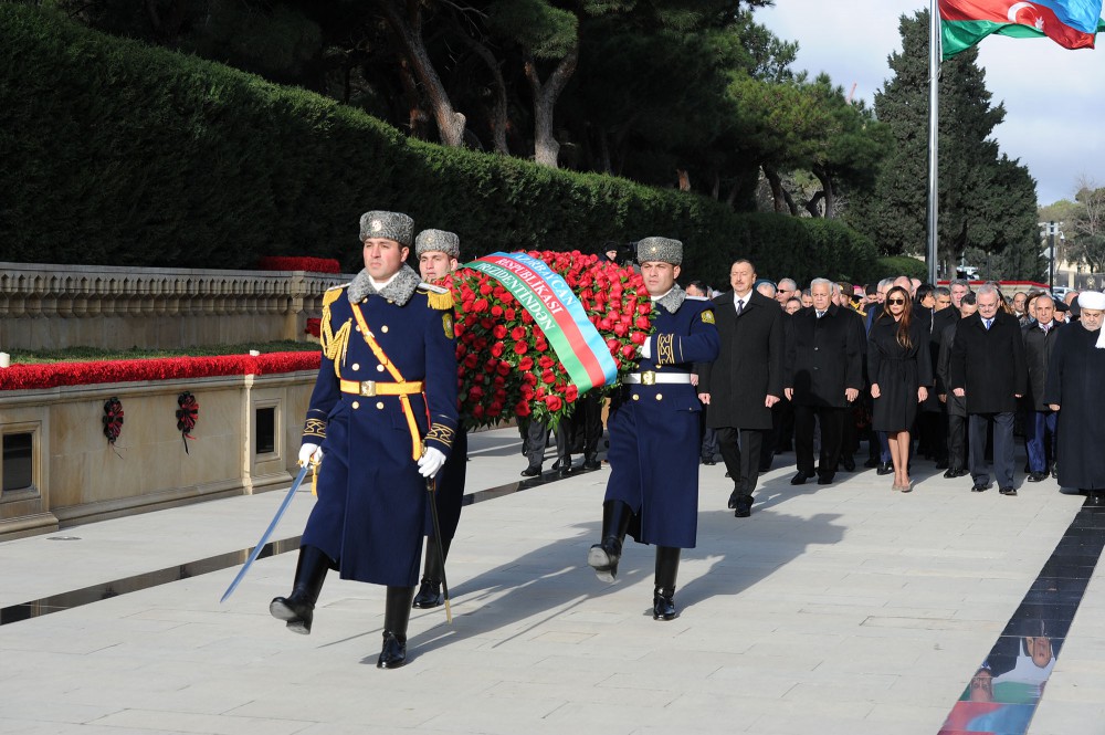Prezident İlham Əliyev və xanımı şəhidlərin əziz xatirəsini yad ediblər (ƏLAVƏ OLUNUB) (FOTO)
