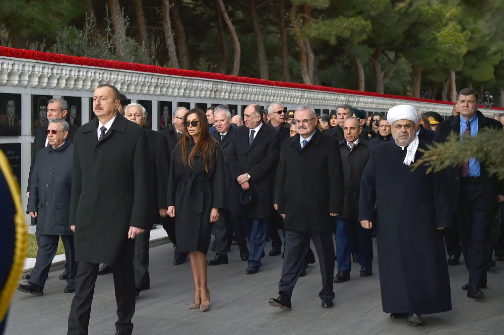 Prezident İlham Əliyev və xanımı şəhidlərin əziz xatirəsini yad ediblər (ƏLAVƏ OLUNUB) (FOTO)