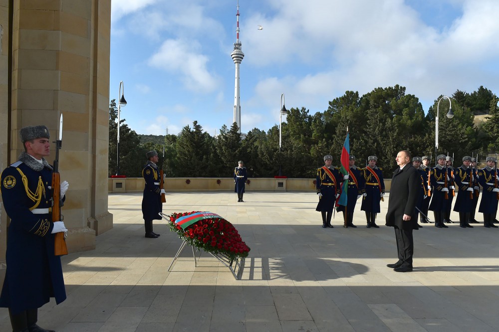 Prezident İlham Əliyev və xanımı şəhidlərin əziz xatirəsini yad ediblər (ƏLAVƏ OLUNUB) (FOTO)