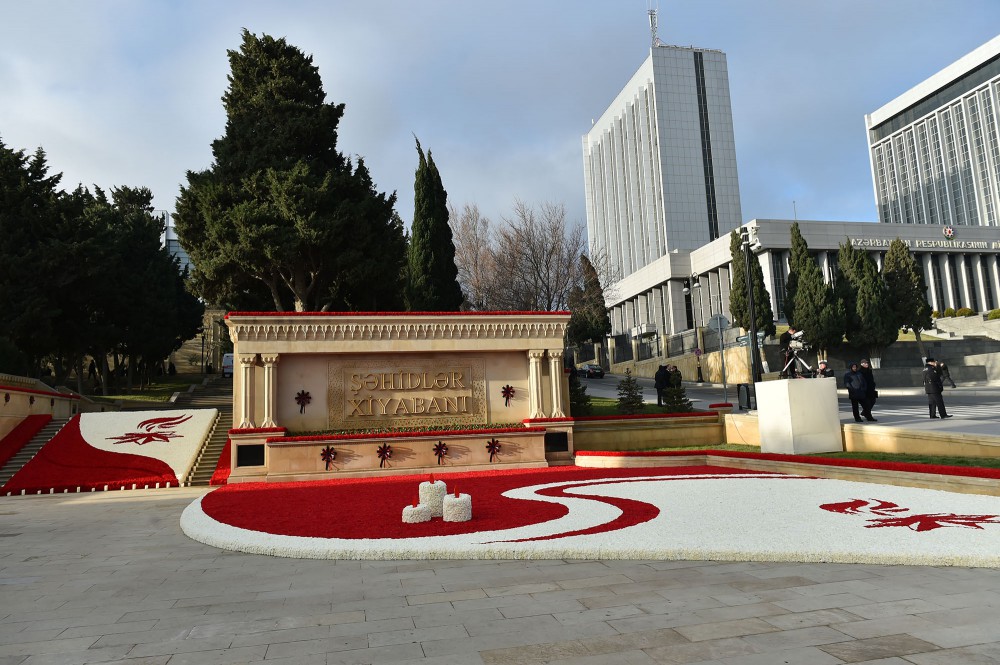 Prezident İlham Əliyev və xanımı şəhidlərin əziz xatirəsini yad ediblər (ƏLAVƏ OLUNUB) (FOTO)