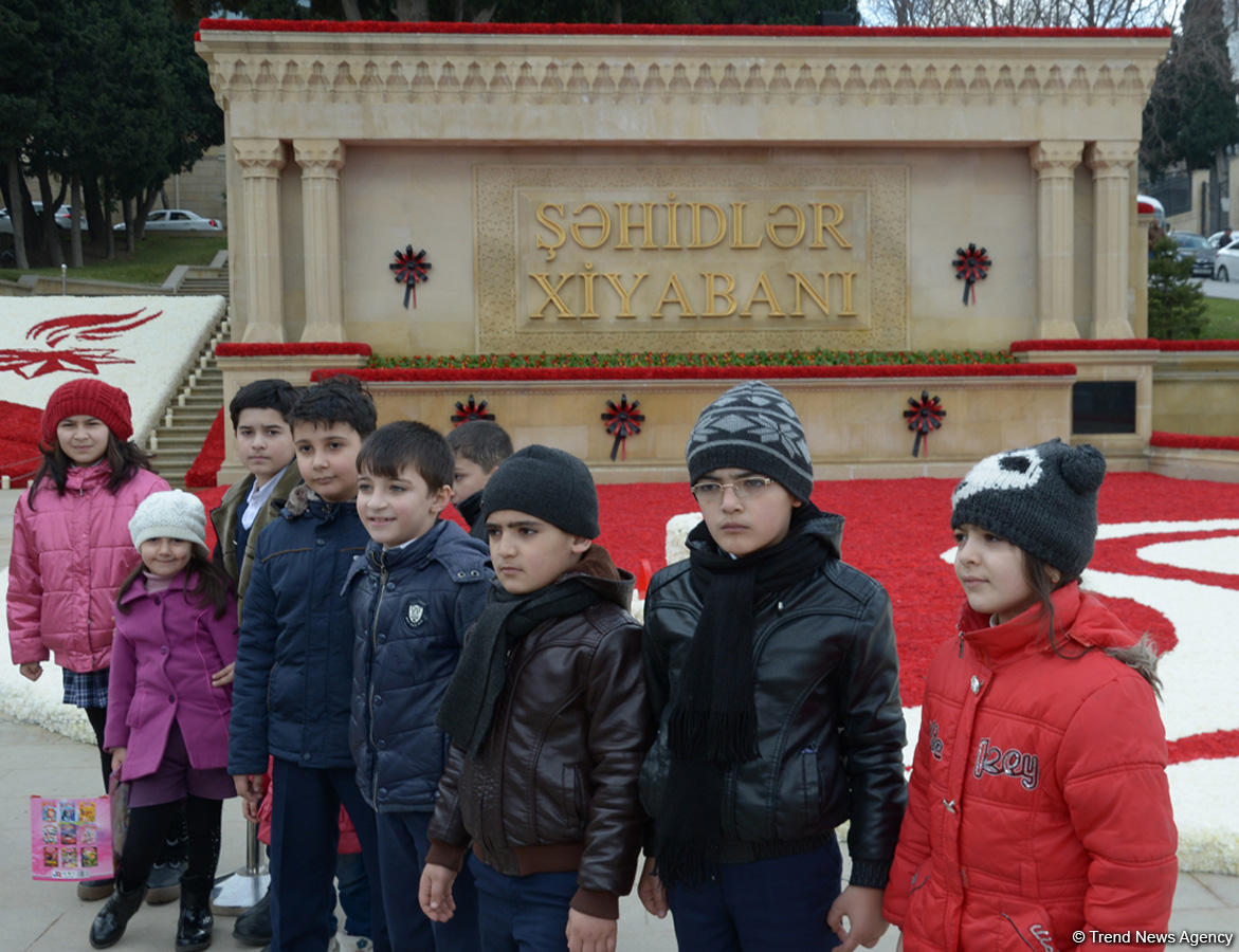 Azərbaycan ictimaiyyəti 20 Yanvar faciəsi qurbanlarının əziz xatirəsini yad edir (FOTO)