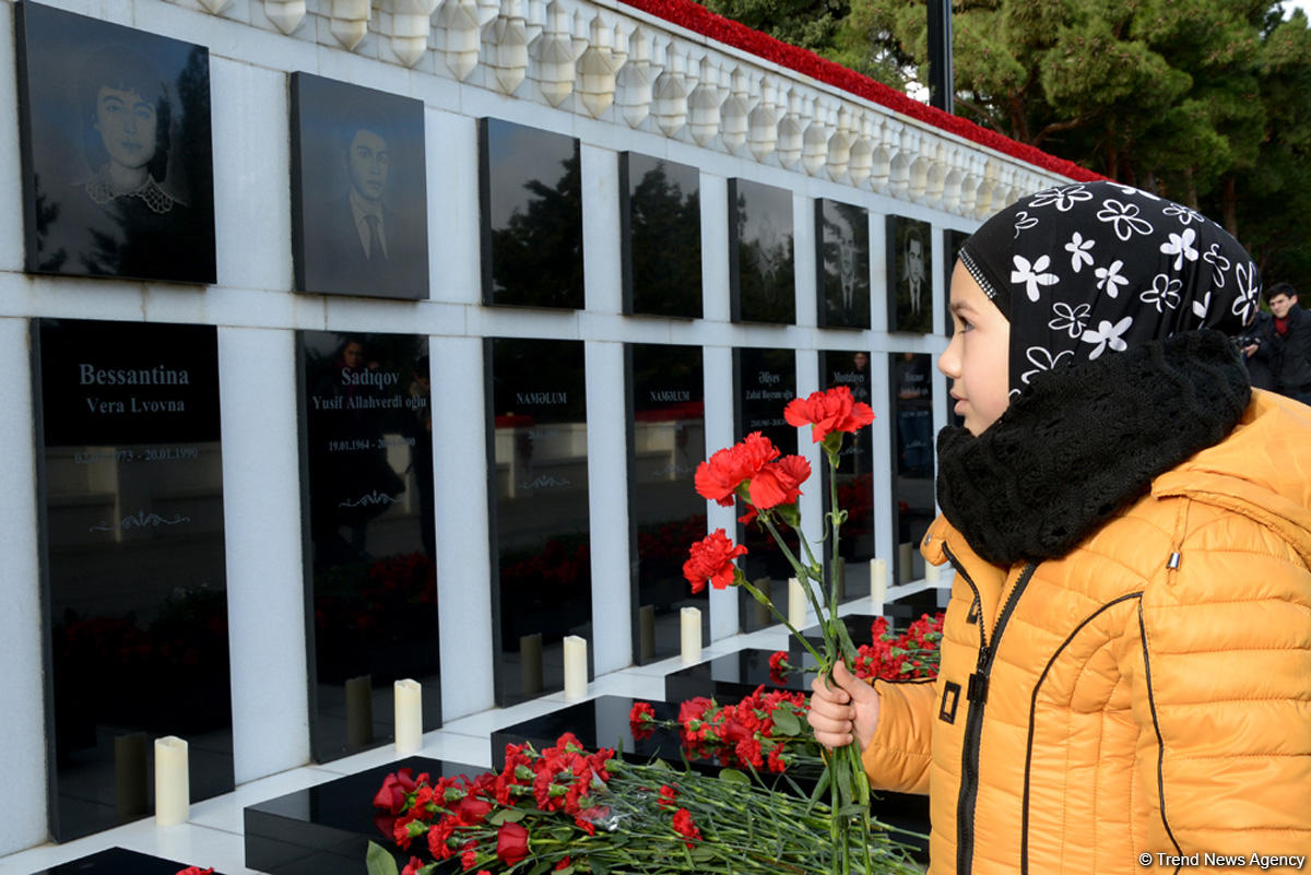 Azərbaycan ictimaiyyəti 20 Yanvar faciəsi qurbanlarının əziz xatirəsini yad edir (FOTO)