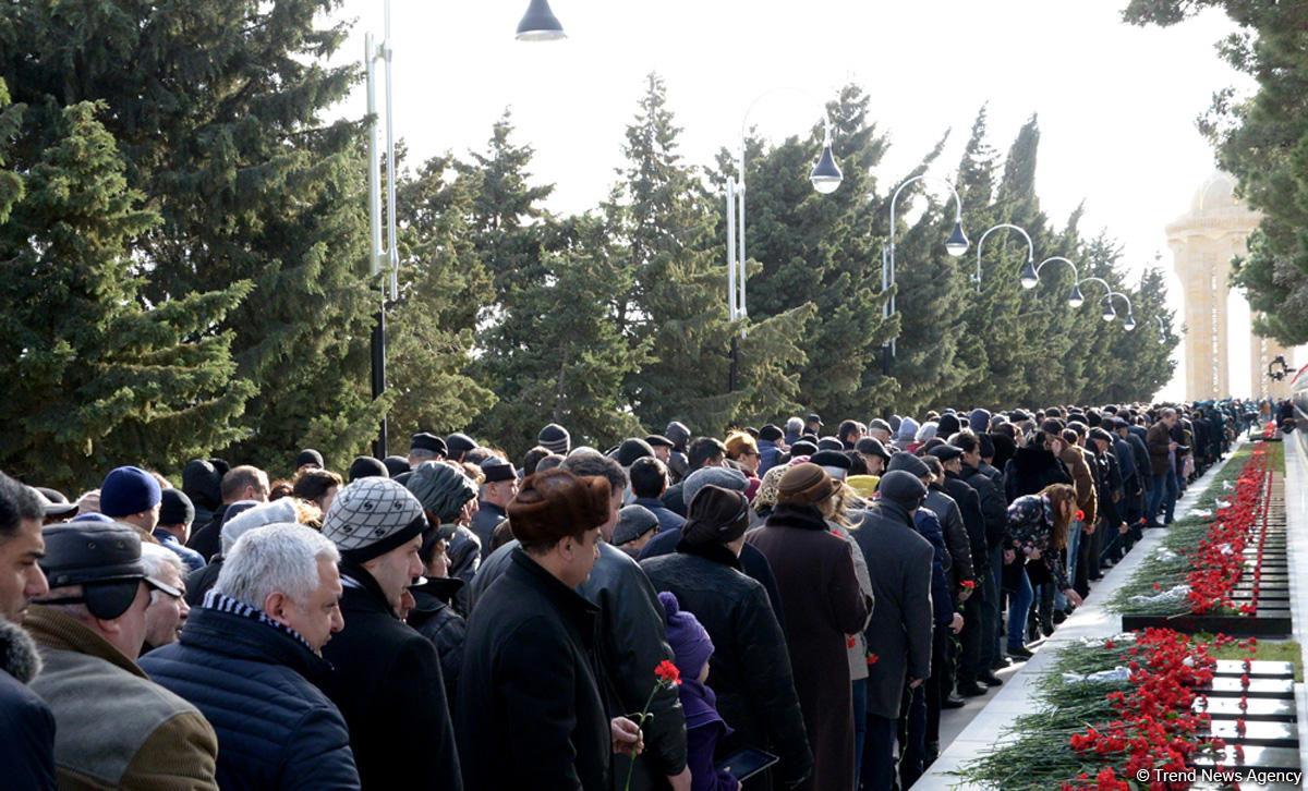 Azərbaycan ictimaiyyəti 20 Yanvar faciəsi qurbanlarının əziz xatirəsini yad edir (FOTO)
