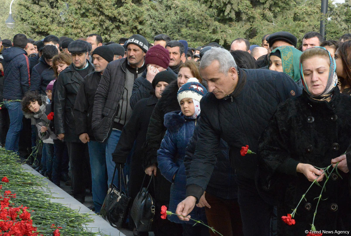 Azərbaycan ictimaiyyəti 20 Yanvar faciəsi qurbanlarının əziz xatirəsini yad edir (FOTO)