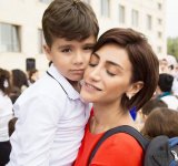 "Beynəlxalq qucaqlaşma günü"ndə Azərbaycan məşhurlarının qucaqlaşma səhnələri (FOTO)