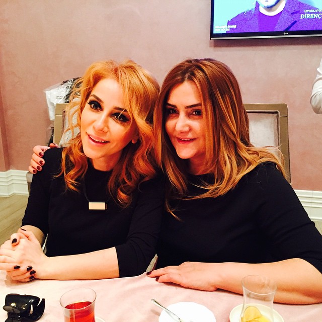 "Beynəlxalq qucaqlaşma günü"ndə Azərbaycan məşhurlarının qucaqlaşma səhnələri (FOTO)