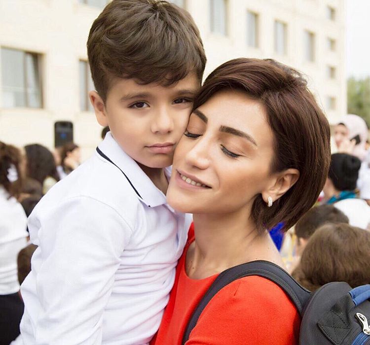 "Beynəlxalq qucaqlaşma günü"ndə Azərbaycan məşhurlarının qucaqlaşma səhnələri (FOTO)