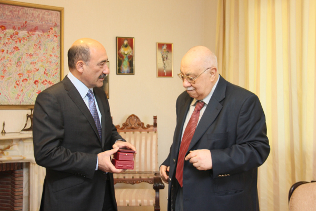 Maqsud İbrahimbəyova "Şərəf" ordeni təqdim edilib (FOTO)