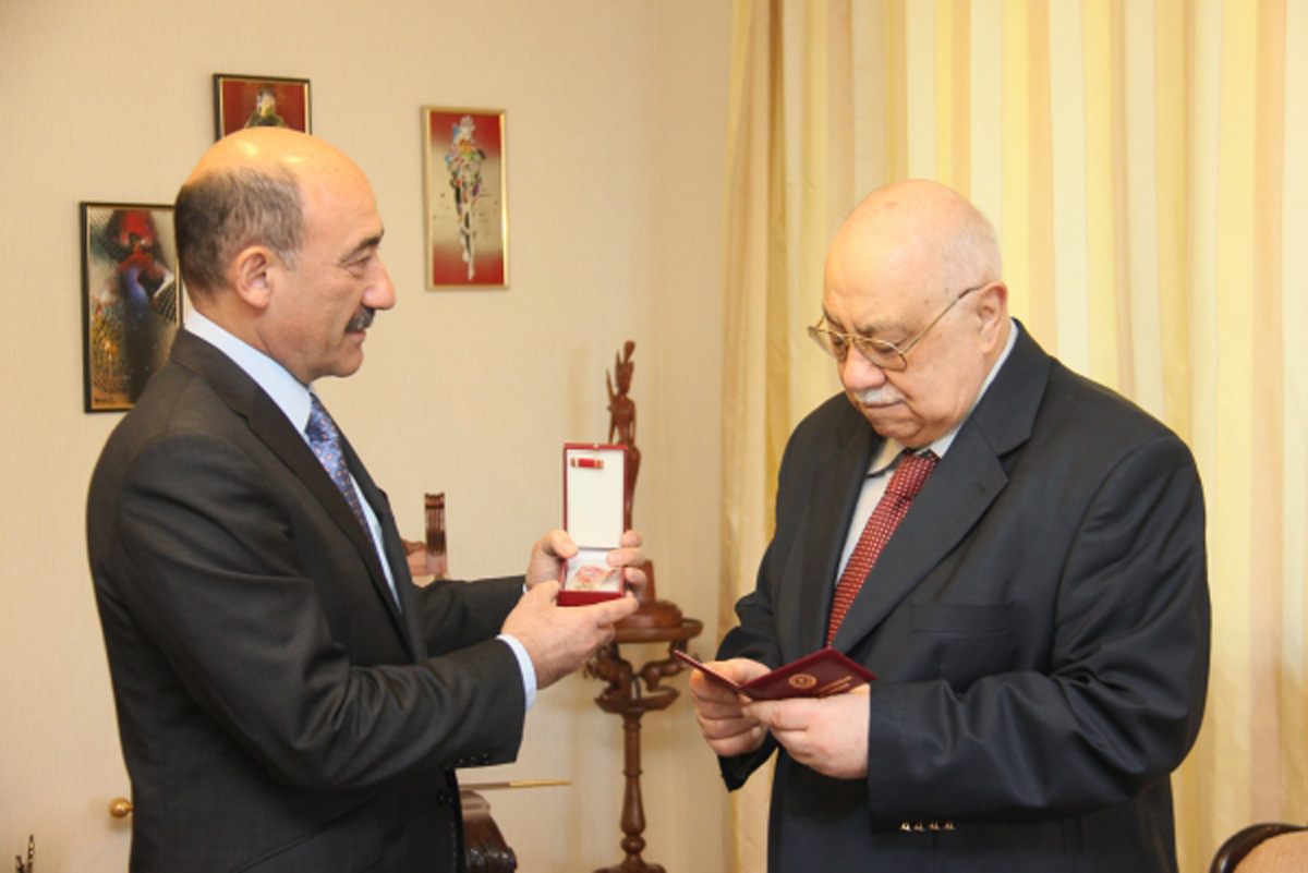 Maqsud İbrahimbəyova "Şərəf" ordeni təqdim edilib (FOTO)