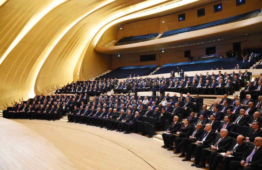 Prezident İlham Əliyev: 2015-ci ildə bütün istiqamətlər üzrə Azərbaycan uğurlu inkişaf dinamikasını saxlaya bilib (ƏLAVƏ OLUNUB-5) (FOTO)