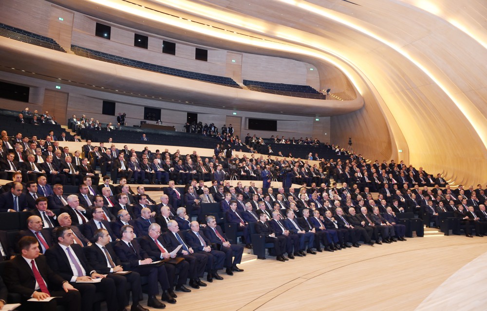 Prezident İlham Əliyev: 2015-ci ildə bütün istiqamətlər üzrə Azərbaycan uğurlu inkişaf dinamikasını saxlaya bilib (ƏLAVƏ OLUNUB-5) (FOTO)