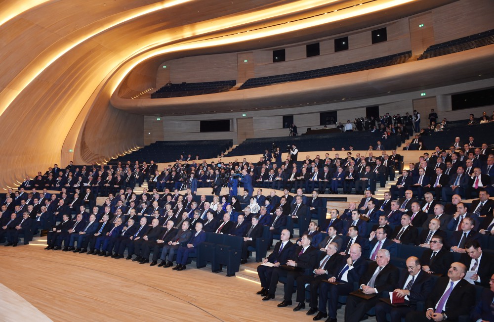 Prezident İlham Əliyev: 2015-ci ildə bütün istiqamətlər üzrə Azərbaycan uğurlu inkişaf dinamikasını saxlaya bilib (ƏLAVƏ OLUNUB-5) (FOTO)