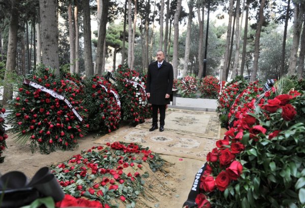 Prezident İlham Əliyev akademik Cəlal Əliyevin məzarını ziyarət edib (FOTO)