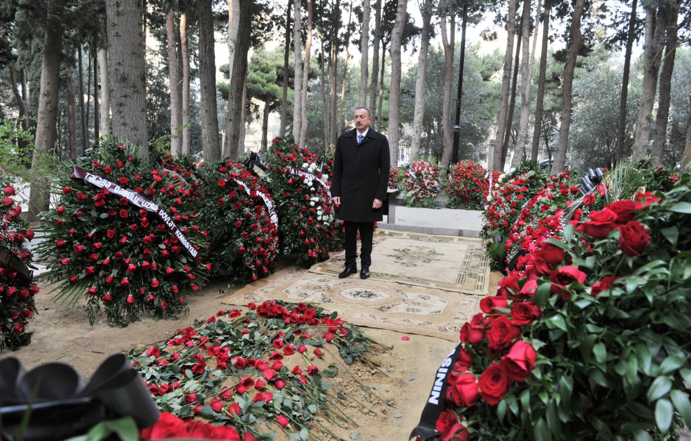 Prezident İlham Əliyev akademik Cəlal Əliyevin məzarını ziyarət edib (FOTO)