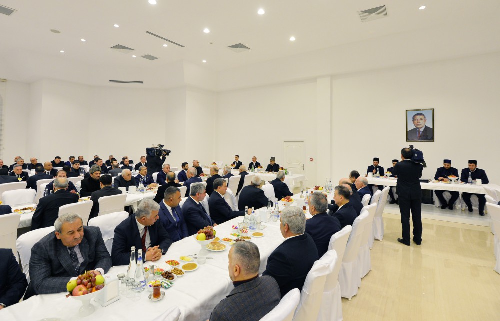 Prezident İlham Əliyev akademik Cəlal Əliyevin məzarını ziyarət edib (FOTO)