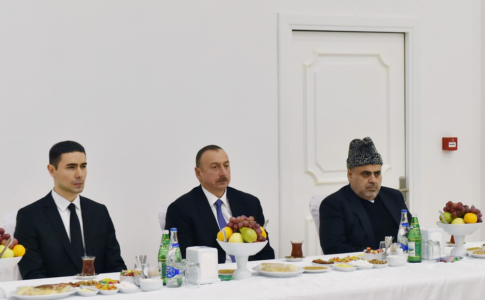Prezident İlham Əliyev akademik Cəlal Əliyevin məzarını ziyarət edib (FOTO)
