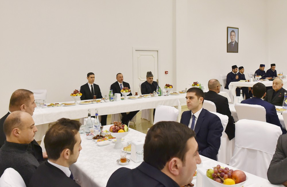 Prezident İlham Əliyev akademik Cəlal Əliyevin məzarını ziyarət edib (FOTO)
