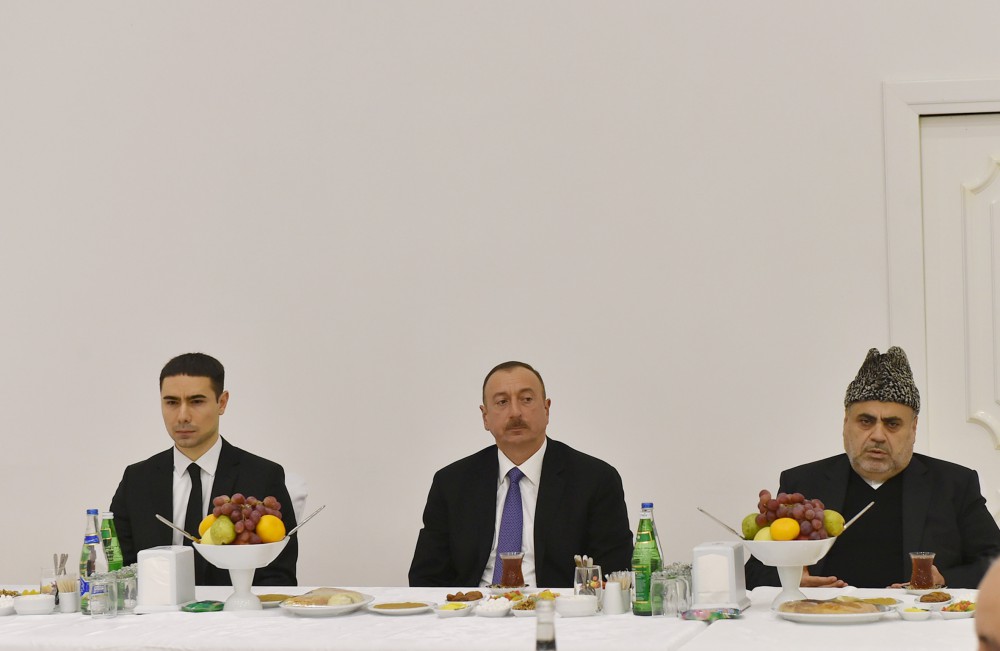 Prezident İlham Əliyev akademik Cəlal Əliyevin məzarını ziyarət edib (FOTO)