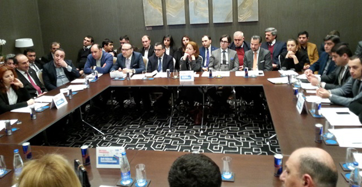 Hotellər və Restoranlar Assosiasiyasının təşəbbüsü ilə Dəyirmi masa keçirilib (FOTO)
