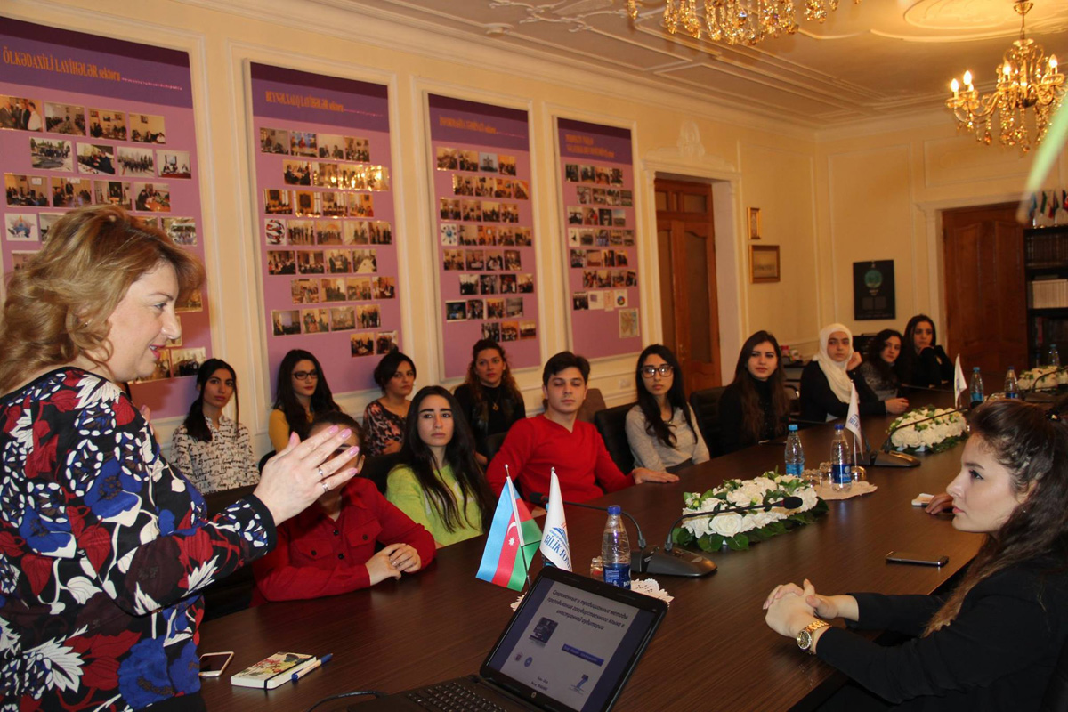 Gürcü professor Bilik Fondunda mühazirə dedi (FOTO)