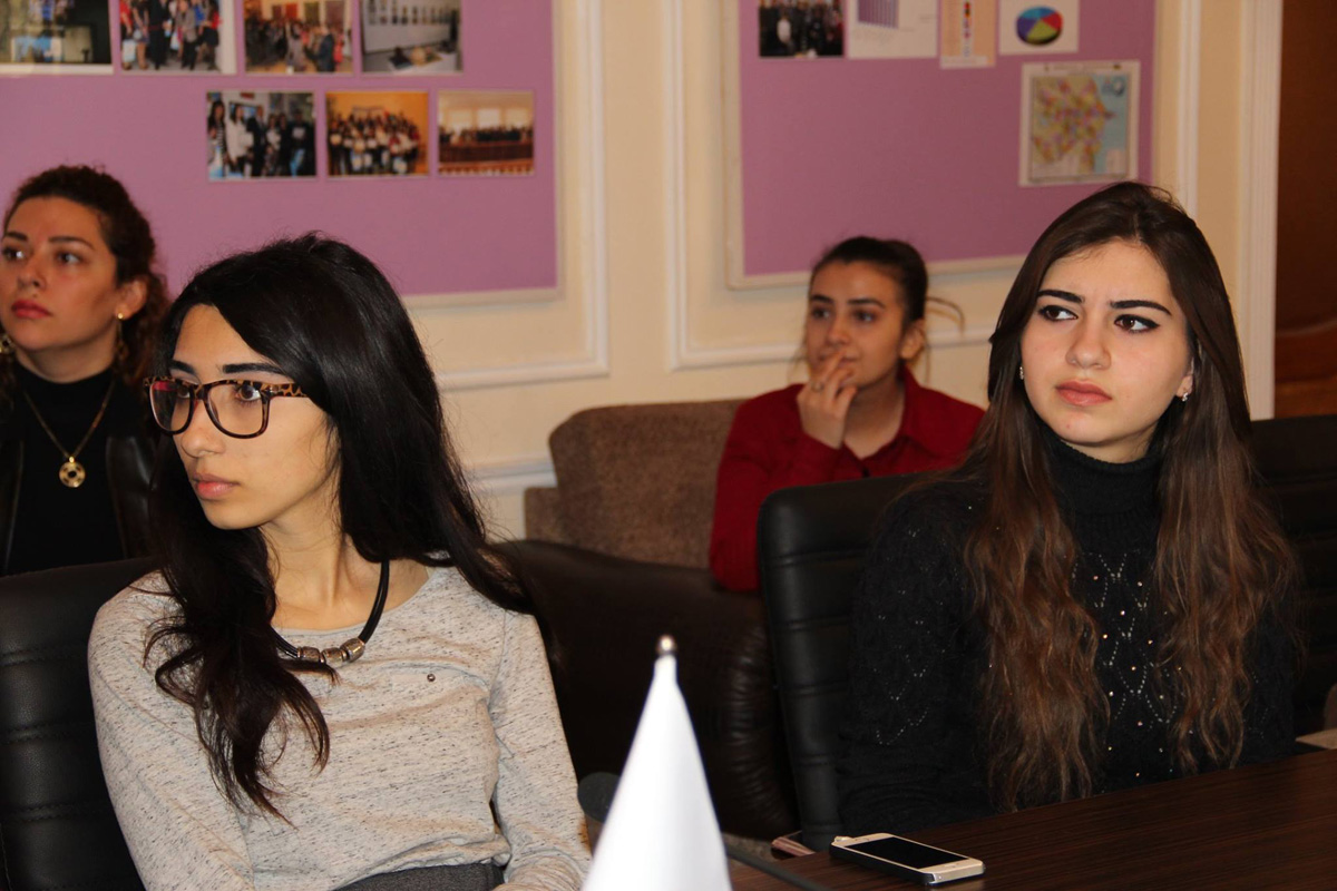 Gürcü professor Bilik Fondunda mühazirə dedi (FOTO)