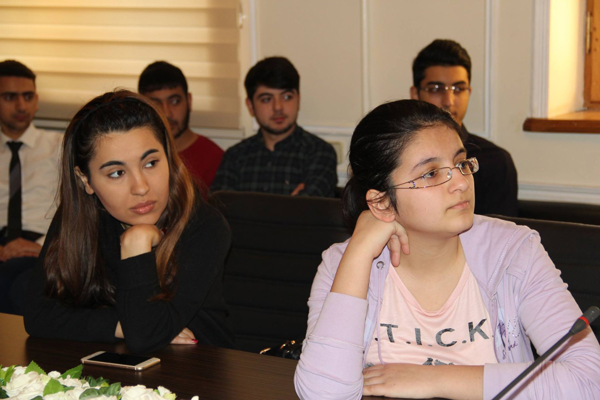 Gürcü professor Bilik Fondunda mühazirə dedi (FOTO)