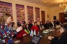 Gürcü professor Bilik Fondunda mühazirə dedi (FOTO)